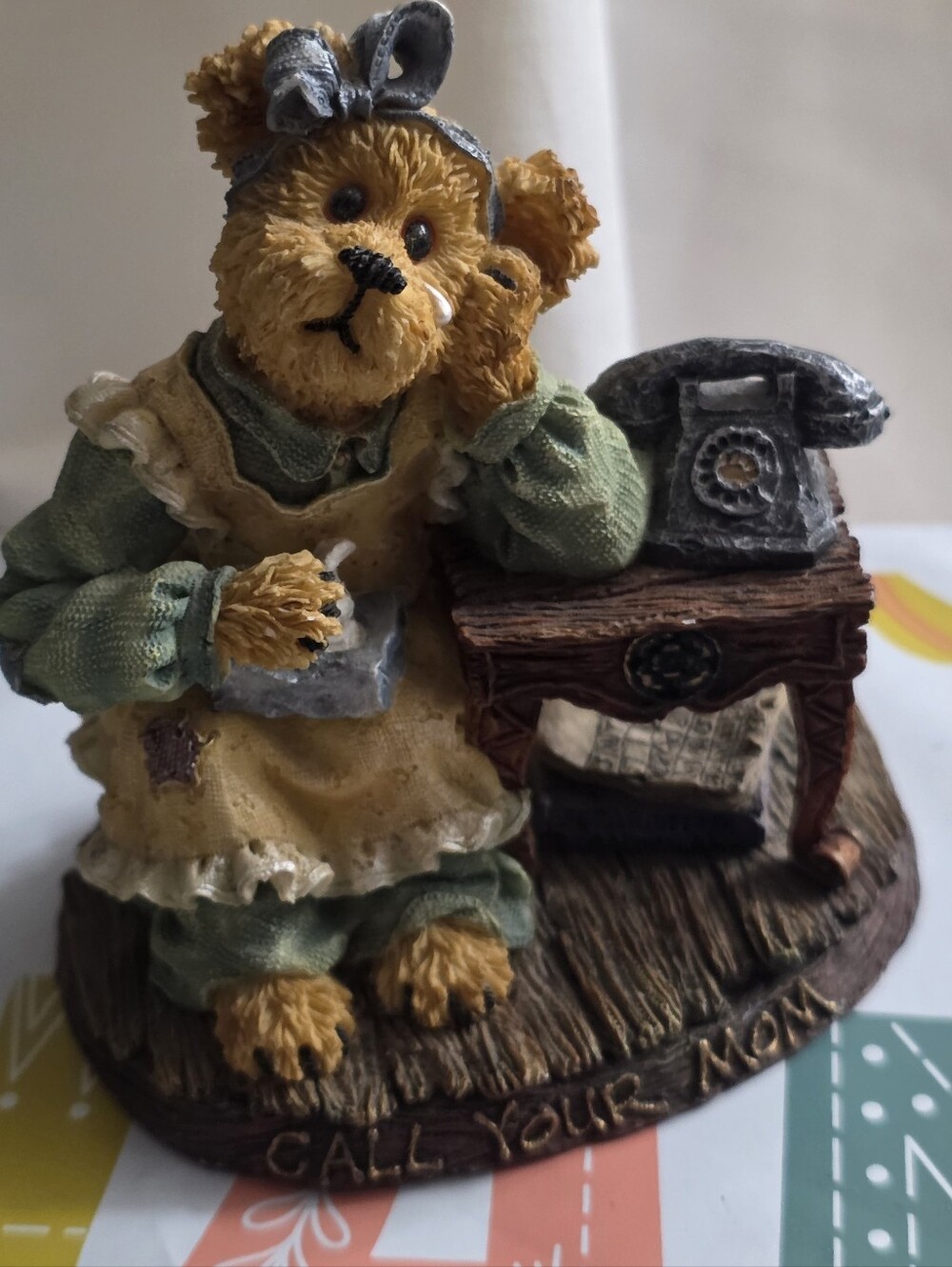Boyds Bears Resin "Mom Guilt Trip: Call Your Mom" ​​(227780) — RFB Mom Bearstone